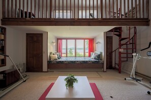 5 bedrooms, desk, free WiFi, bed sheets