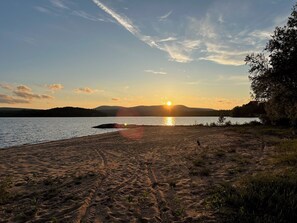 Rannalla, aurinkotuoleja, rantapyyhkeitä