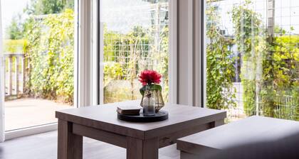 Zwei Bungalows nebeneinander mit 2 Schaluppen