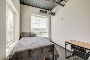 2 bedrooms, desk, WiFi, bed sheets - Bloomington Apartment Near Indiana University! (Bloomington)