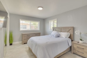 2 bedrooms, desk, iron/ironing board, internet