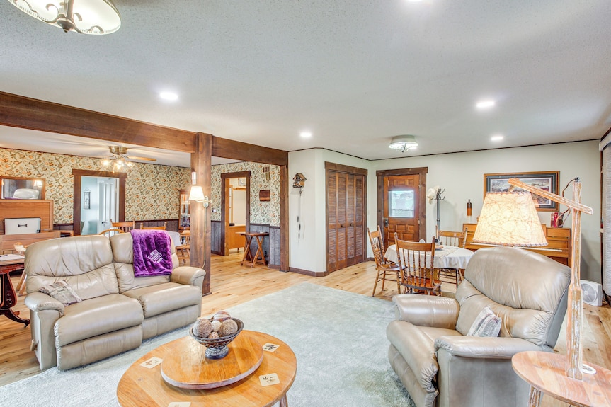Erie Farmhouse W/ Fire Pit + Grill: Pets Welcome! - Kansas