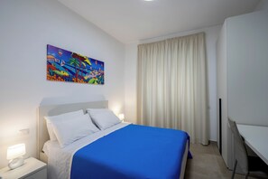 2 sovrum, skrivbord, strykjärn/strykbräda och resesäng