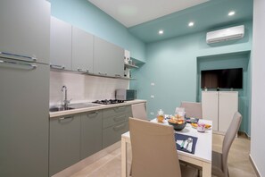 Kylskåp, mikrovågsugn, spishäll och diskmaskin