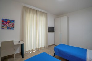 2 habitaciones, escritorio y tabla de planchar con plancha