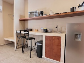 電子レンジ、コーヒー / ティーメーカー、調理器具と食器