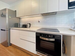 Refrigerador, microondas, horno y parrilla de estufa 