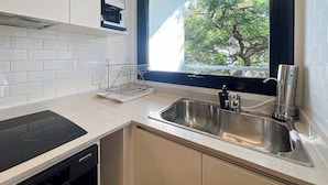 Coffee/tea maker, fridge, microwave, oven - Urban Retreat Elegant Modern Apartment with Balcony in Villa del Parque (Buenos Aires)