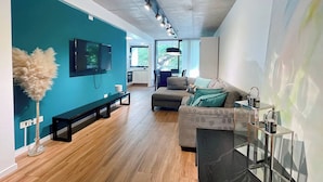 TV - Urban Retreat Elegant Modern Apartment with Balcony in Villa del Parque (Buenos Aires)