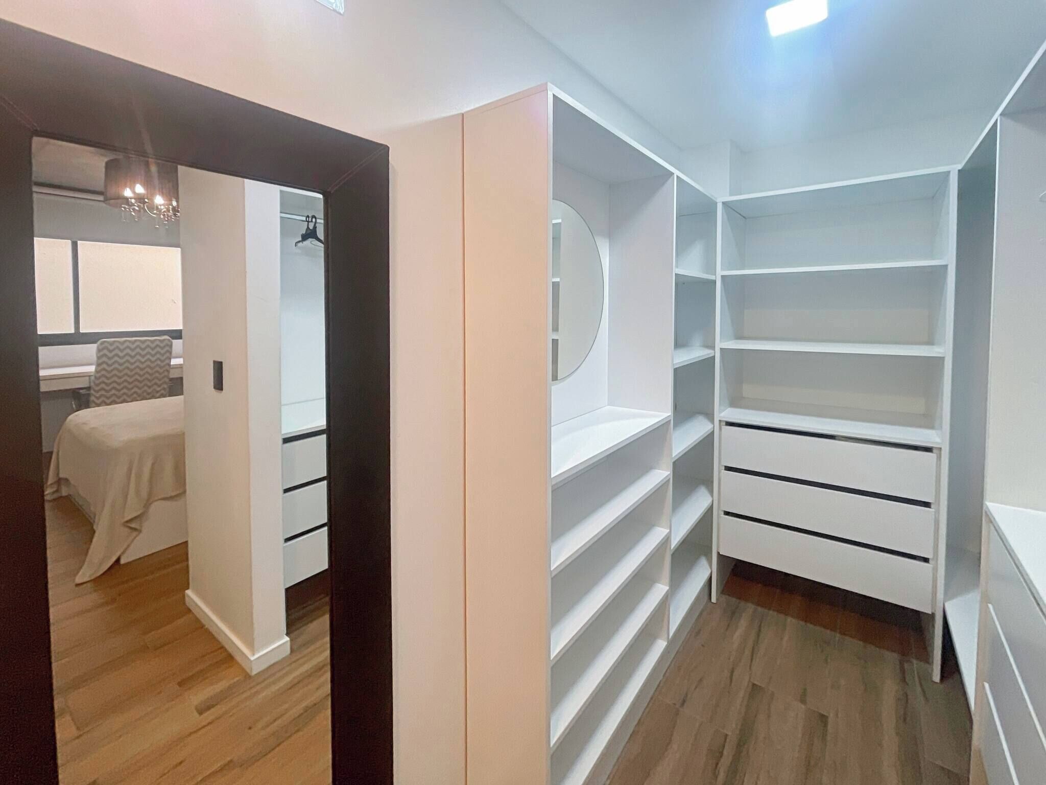 2 habitaciones, tabla de planchar con plancha y acceso a internet 