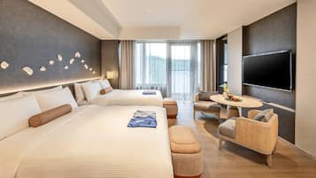 Cubrecamas y minibar con artículos gratuitos