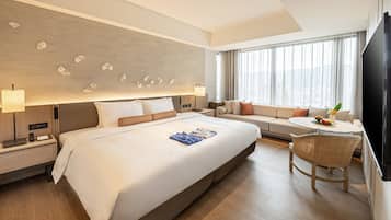 Habitación Deluxe doble, 1 cama de matrimonio grande, no fumadores, vistas a la ciudad | Edredones de plumas, minibar con artículos gratuitos, caja fuerte