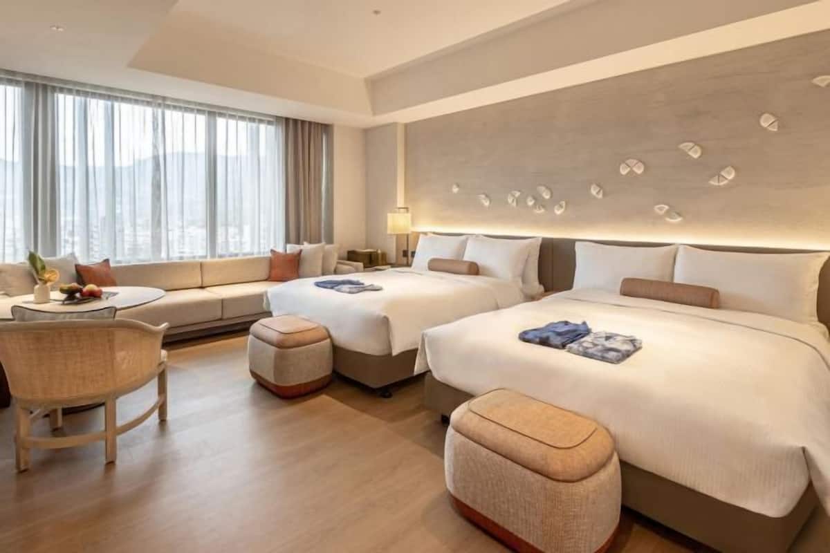 1 bedroom, down duvets, free minibar, in-room safe