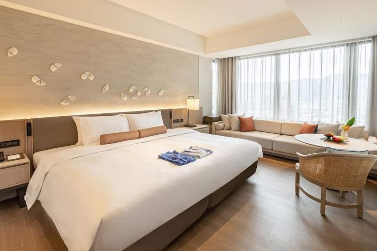 1 bedroom, down duvets, free minibar, in-room safe