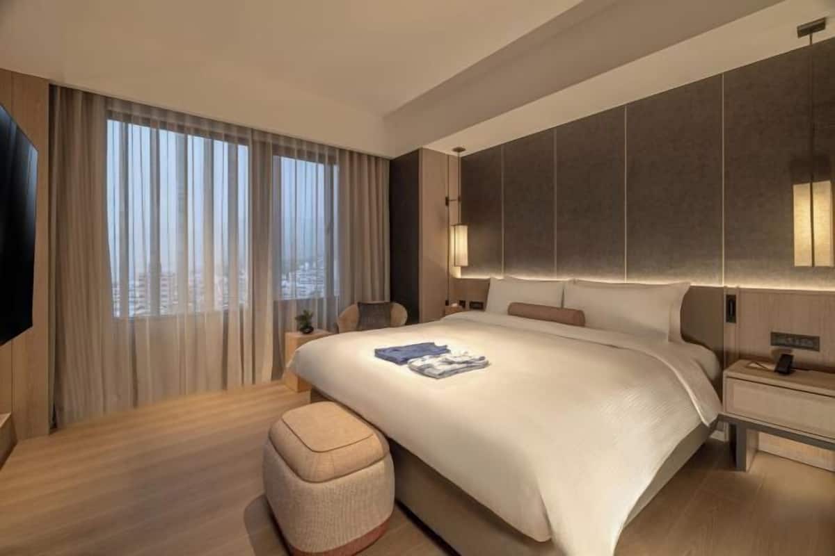 1 bedroom, down duvets, free minibar, in-room safe