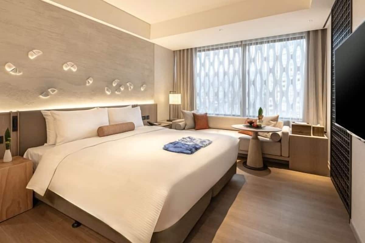 1 bedroom, down duvets, free minibar, in-room safe