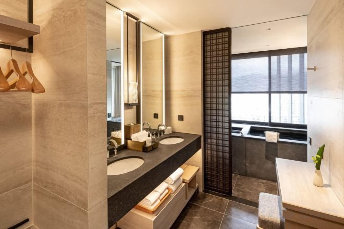 Separate tub and shower, spring water tub, rainfall showerhead