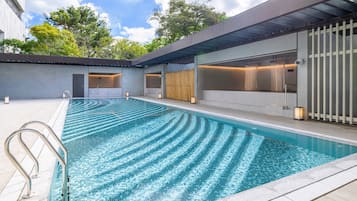 Outdoor pool, lifeguards on site