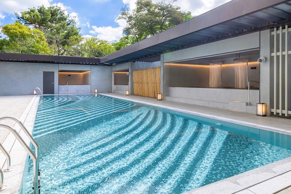 Kolam renang outdoor, dengan pengawal renang di properti
