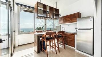 Een koelkast, kookgerei, borden en bestek