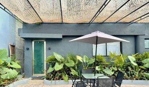 Outdoor dining - Boutique King Suite, ¡Everything just steps away! (Cancún)