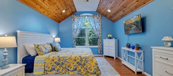 Family Fun Escape w/ Hot Tub, Theater & Game Room