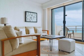 TV - Ocean & Beach Front Townhouse with a Retro Style! (Cancún)