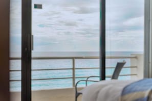 3 bedrooms, WiFi, bed sheets - Oceanfront, 3 pools and beach just steps away! (Cancún)