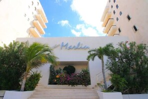 Exterior detail - Oceanfront, 3 pools and beach just steps away! (Cancún)
