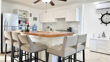 Kjøleskap, kaffetrakter/tekoker og kjøkkenutstyr