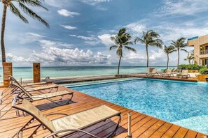 Pool - Oceanfront Condo: Pool, Gym & Beach Access (Cancún)