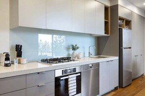 Cafetera y tetera, refrigerador, microondas y horno 