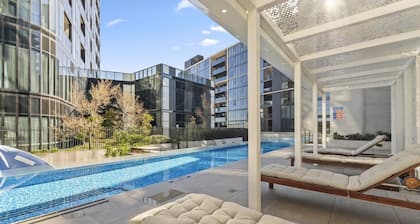 Refined 2-Bed With Luxurious Building Amenities