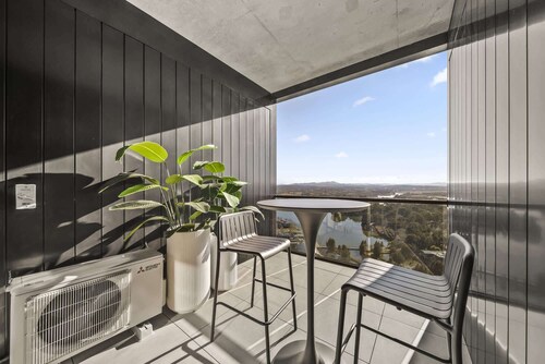 Refined 2-Bed With Luxurious Building Amenities