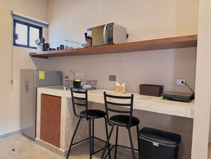 Micro-ondes, cafetière/bouilloire