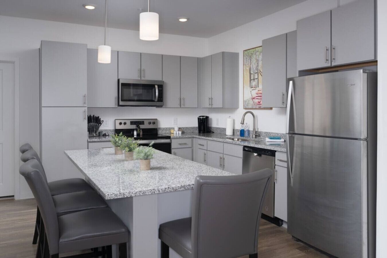 Réfrigérateur, micro-ondes, four, plaque de cuisson