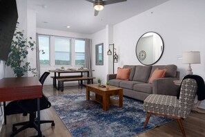 テレビ、書斎 / ワークスペース