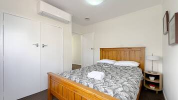 4 bedrooms, desk, iron/ironing board, WiFi