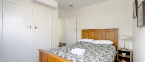 4 Schlafzimmer, Schreibtisch, Bügeleisen/Bügelbrett, WLAN