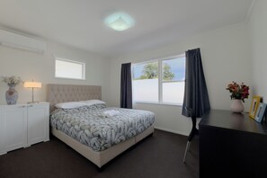 4 bedrooms, iron/ironing board, WiFi, bed sheets - Exquisite Four-Bedroom Home in Forrest Hill (Auckland)