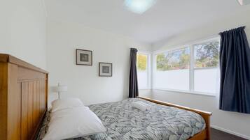 4 bedrooms, desk, iron/ironing board, WiFi