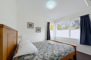 4 habitaciones, escritorio, tabla de planchar con plancha y wifi