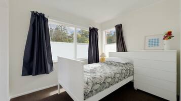 4 bedrooms, desk, iron/ironing board, WiFi