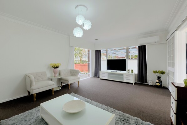 Smart TV - Exquisite Four-Bedroom Home in Forrest Hill (Auckland)