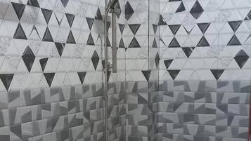 Deluxe Studio Suite | Bathroom | Shower, free toiletries, towels, soap