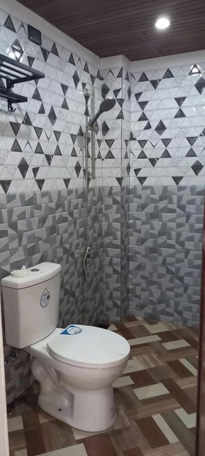 Suite studio Deluxe | Salle de bain | Douche, articles de toilette (gratuits), serviettes fournies, savon
