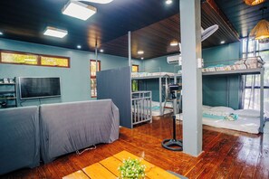 Chalet rustique Confort, piscine privée | Aire de séjour | Téléviseur connecté de 21 po avec télévision numérique