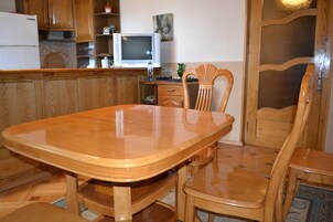 Refrigerador con freezer, placa de cocina, utensilios de cocina