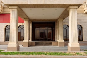Vista frontal de la propiedad