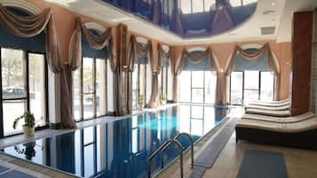 Una piscina cubierta